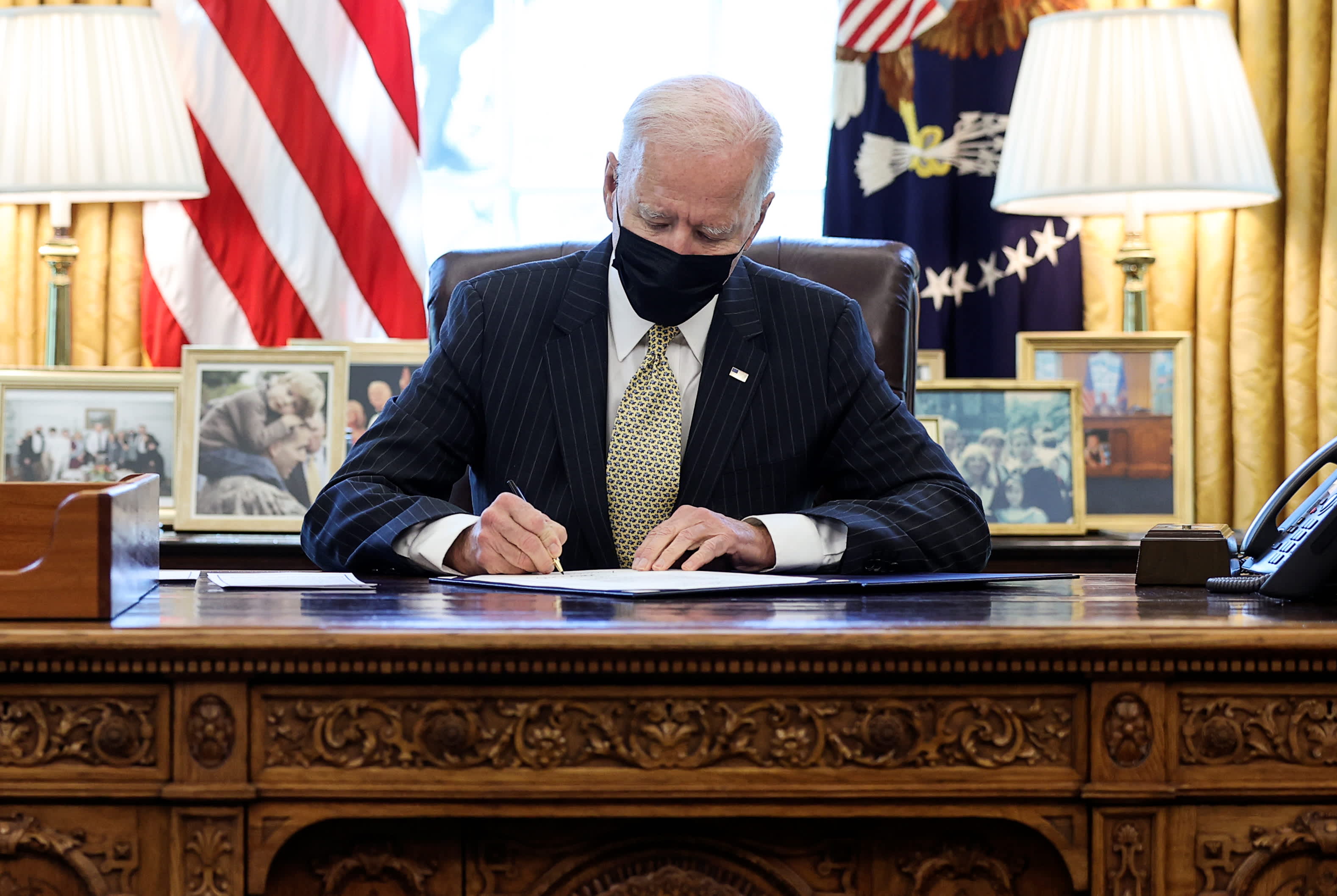 Biden infrastructure plan seeks to expand broadband access, investment in EVs