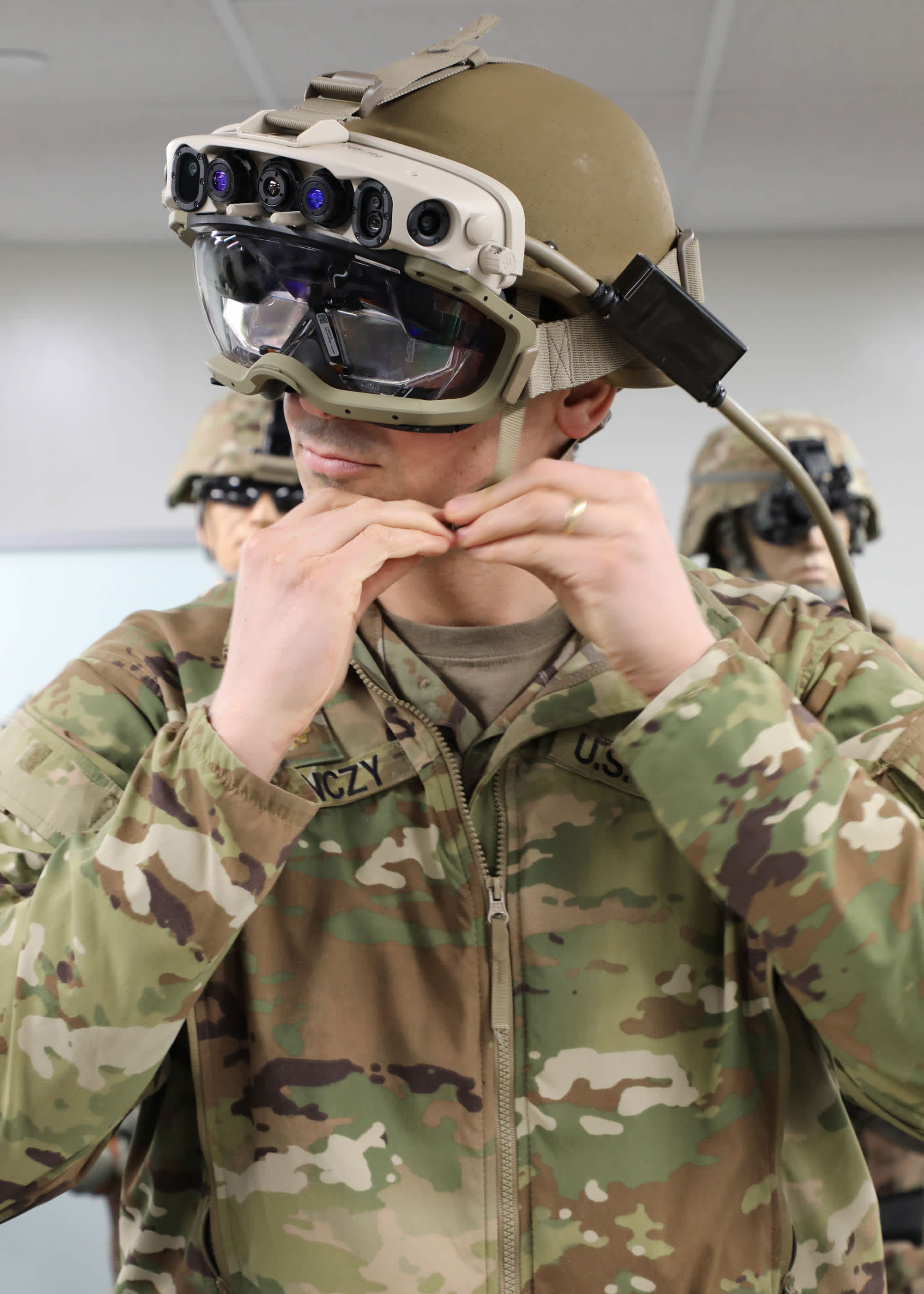 Microsoft wins contract make modified HoloLens for U.S. Army