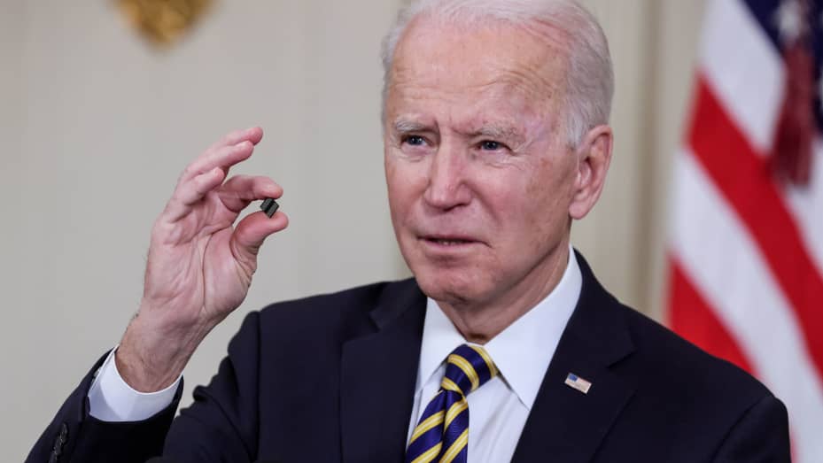 Prezydent Joe Biden trzyma chip, przemawiając przed podpisaniem dekretu wykonawczego mającego na celu rozwiązanie problemu globalnego niedoboru półprzewodników w State Dining Room w Białym Domu w Waszyngtonie, USA, 24 lutego 2021 r.
