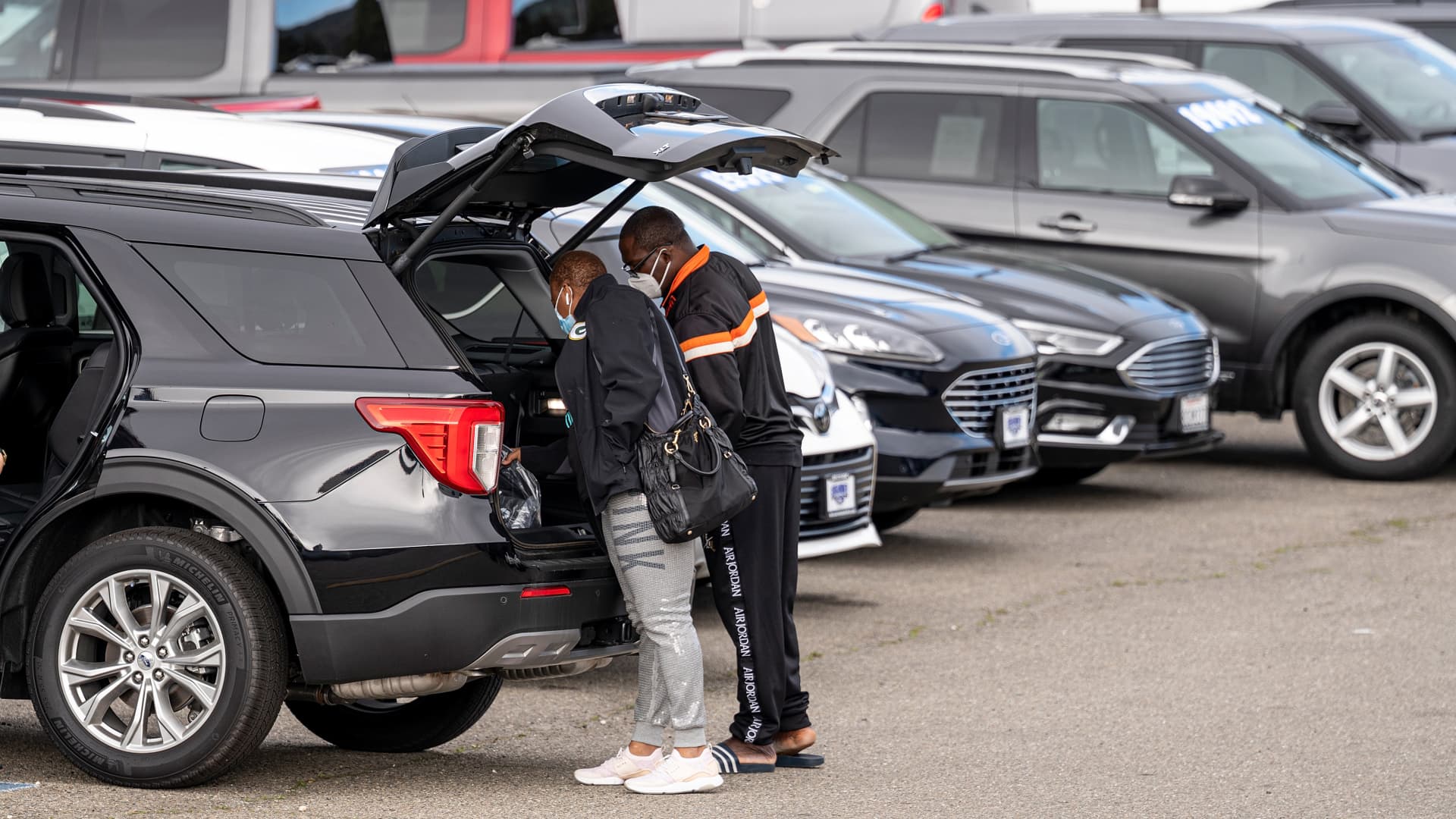 Producenci pojazdów elektrycznych pracują nad włączeniem dealerów samochodowych do swoich przyszłych planów