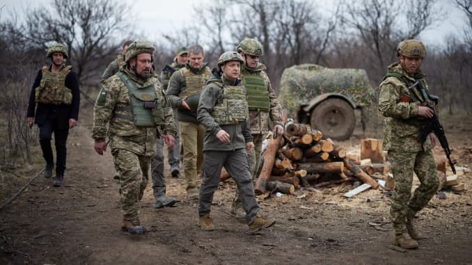 Tổng thống Ukraine Volodymyr Zelenskiy thăm các vị trí của lực lượng vũ trang gần chiến tuyến với lực lượng ly khai do Nga hậu thuẫn trong chuyến công tác tại vùng Donbass, Ukraine ngày 8/4/2021.