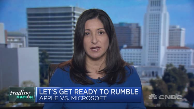 Stock market cage match: Traders pit Apple and Microsoft against one another