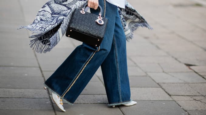 Se ve a Alexandra Lapp con zapatos blancos Bottega Veneta, jeans de mezclilla de pierna ancha durante la Semana de la Moda de Berlín Otoño / Invierno 2020 el 15 de enero de 2020 en Berlín, Alemania.