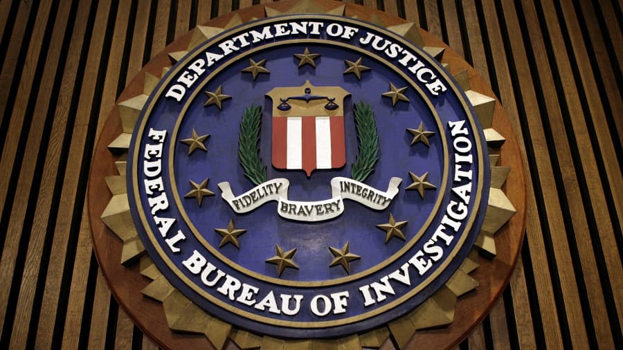 Con dấu của FBI treo trong Phòng Cờ tại trụ sở cục.
