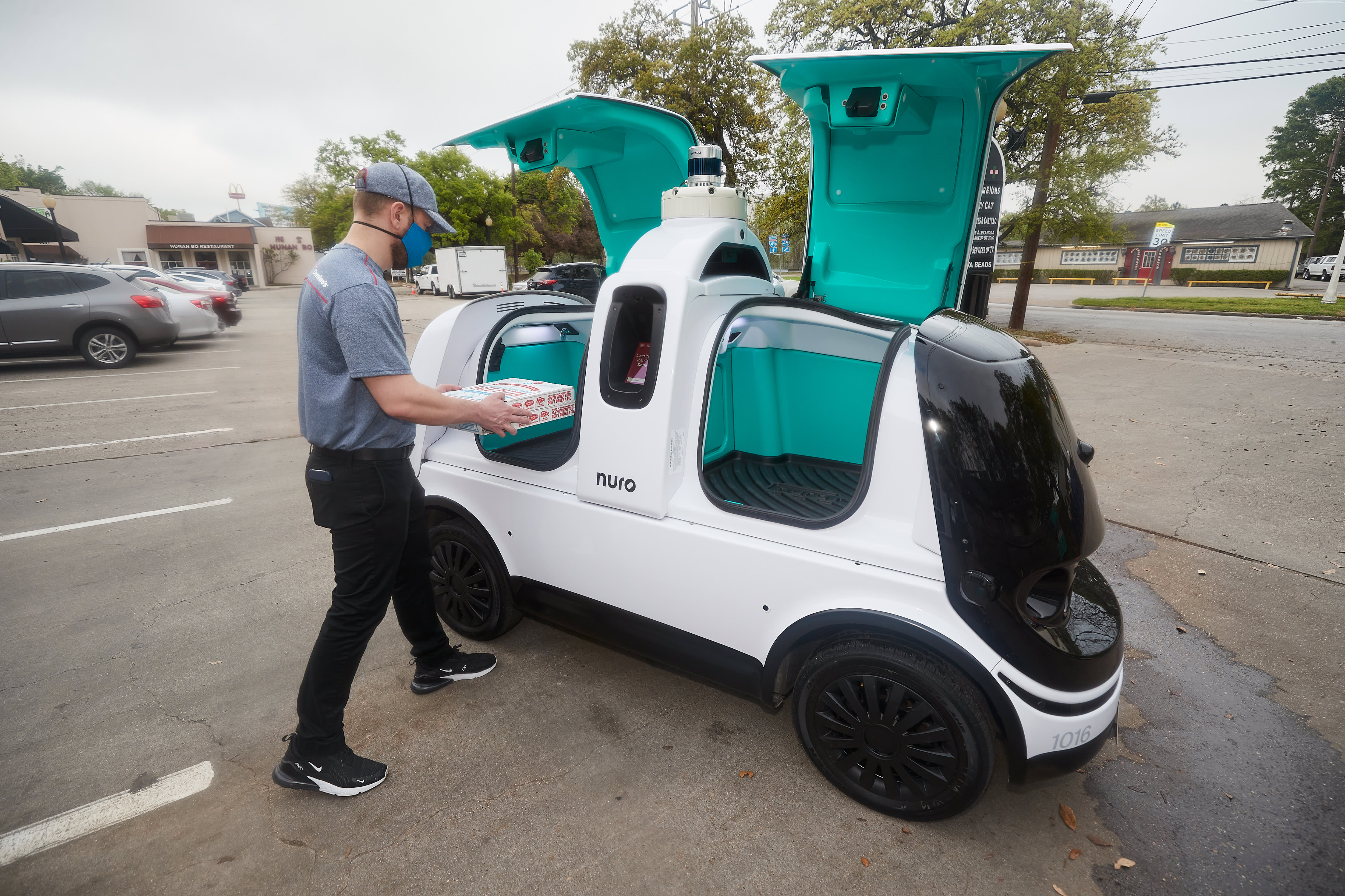 Domino’s Pizza operates driverless delivery with Nuro in Houston