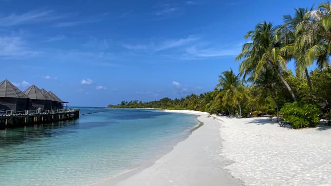 Những bãi cát trắng và làn nước trong vắt ở Maldives.