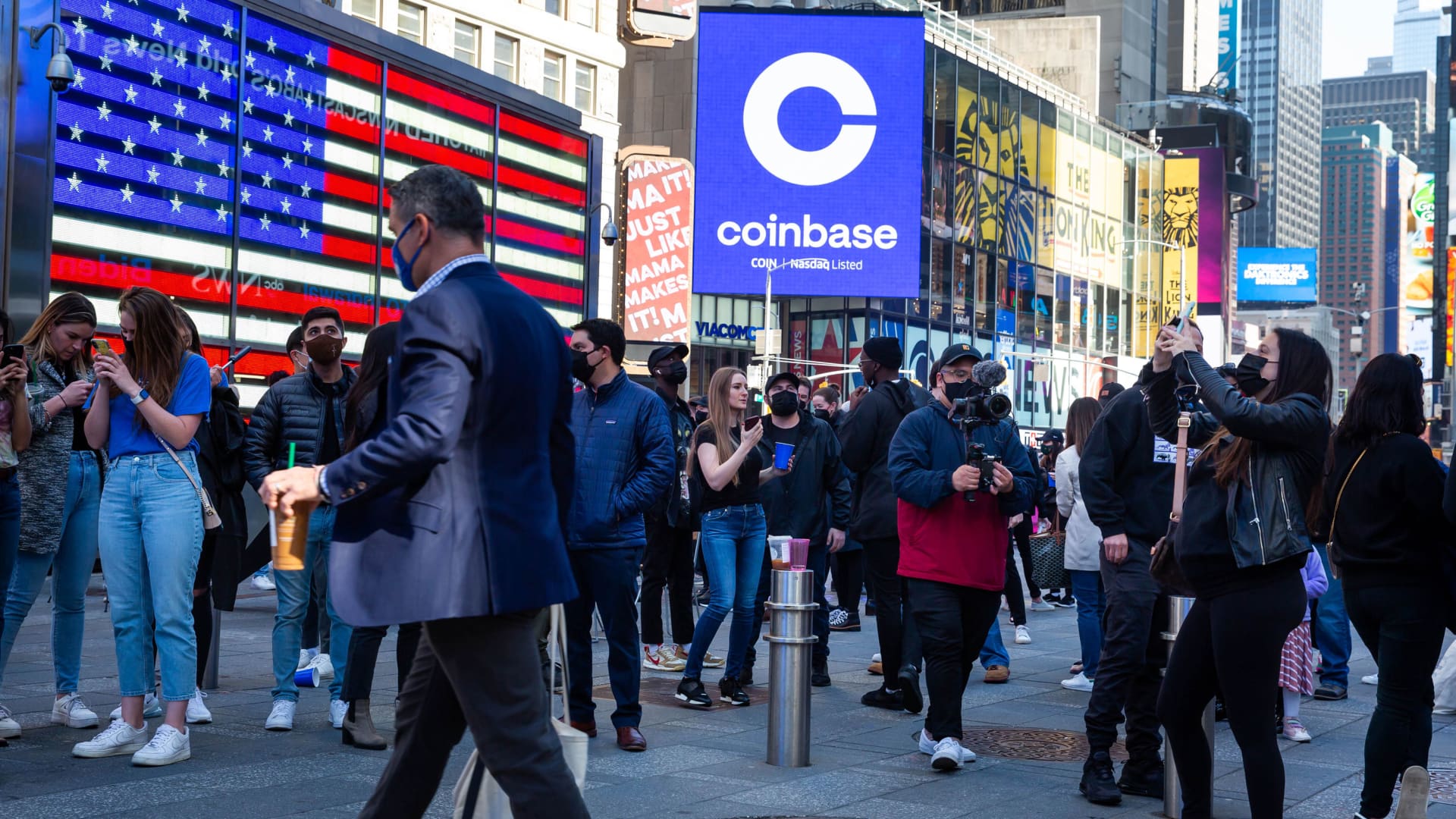 Coinbase reports better-than-expected user numbers even as third-quarter revenue plunges 