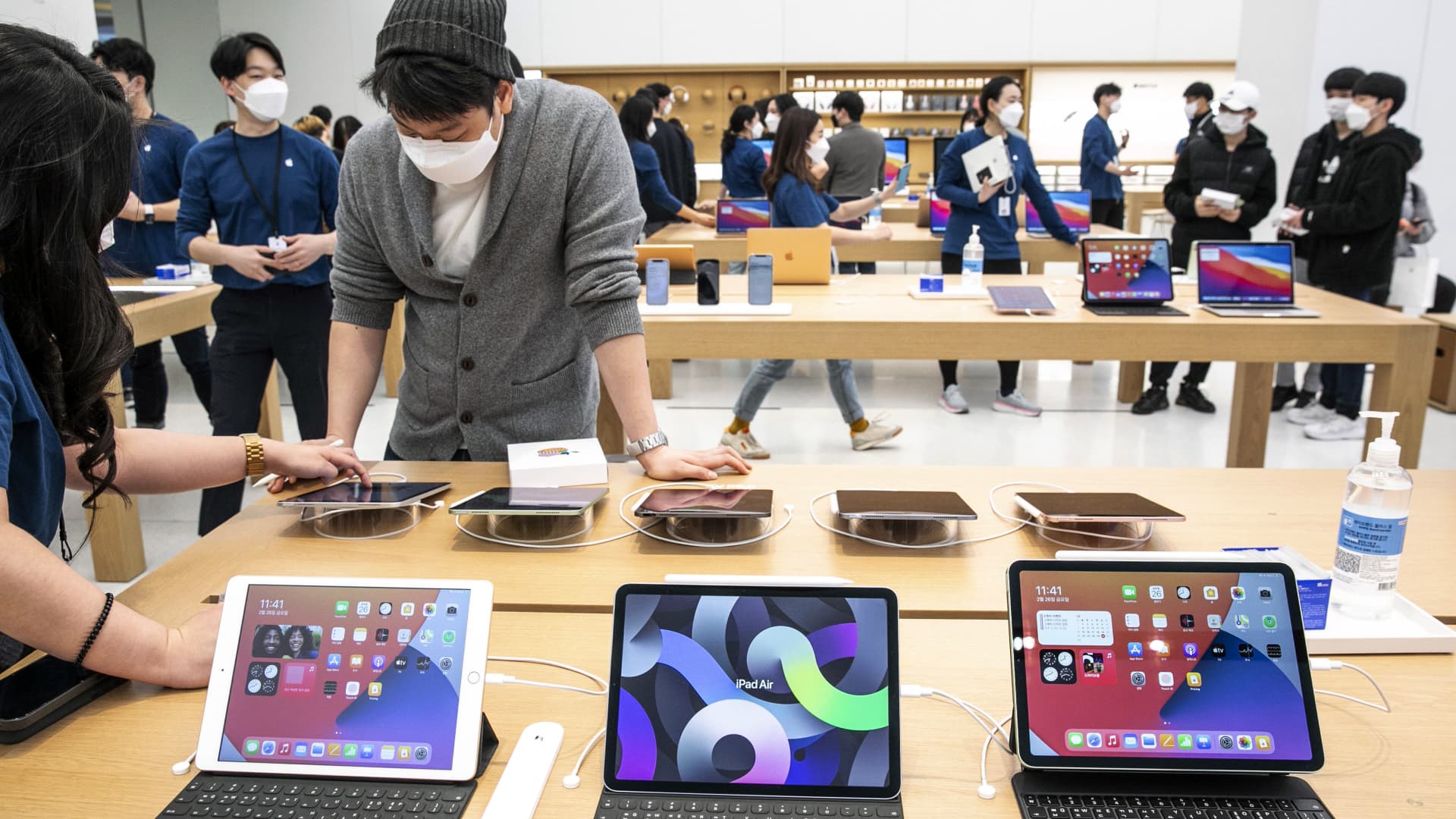Various models of the Apple Inc. iPad at the company's Yeouido store during its opening in Seoul, South Korea, on Friday, Feb. 26, 2021.