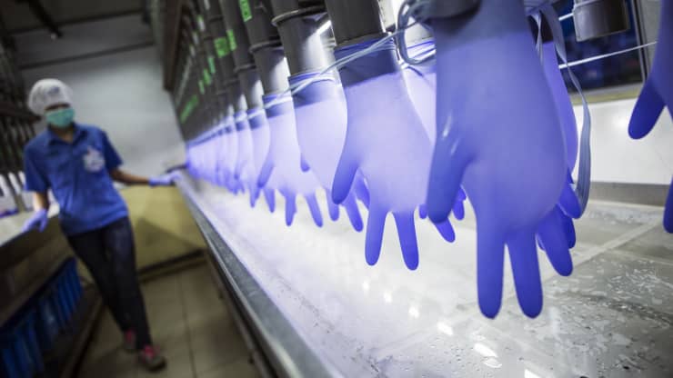 Găng tay cao su được đổ đầy nước trong phòng thử độ kín nước tại nhà máy Top Glove ở Selangor, Malaysia, vào ngày 3 tháng 12 năm 2015.