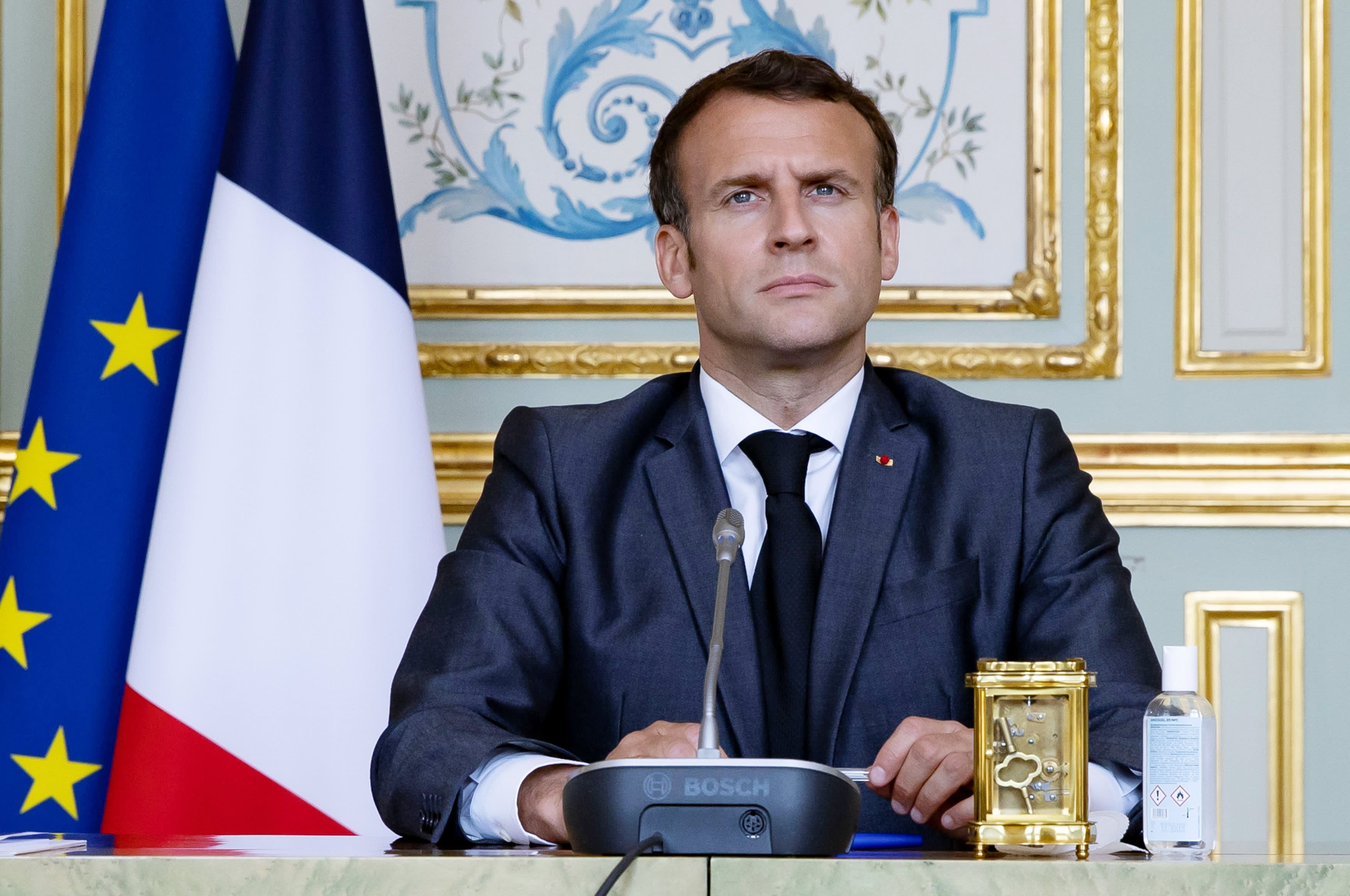 Tổng thống Pháp Emmanuel Macron tát vào mặt, hai người bị bắt شخص