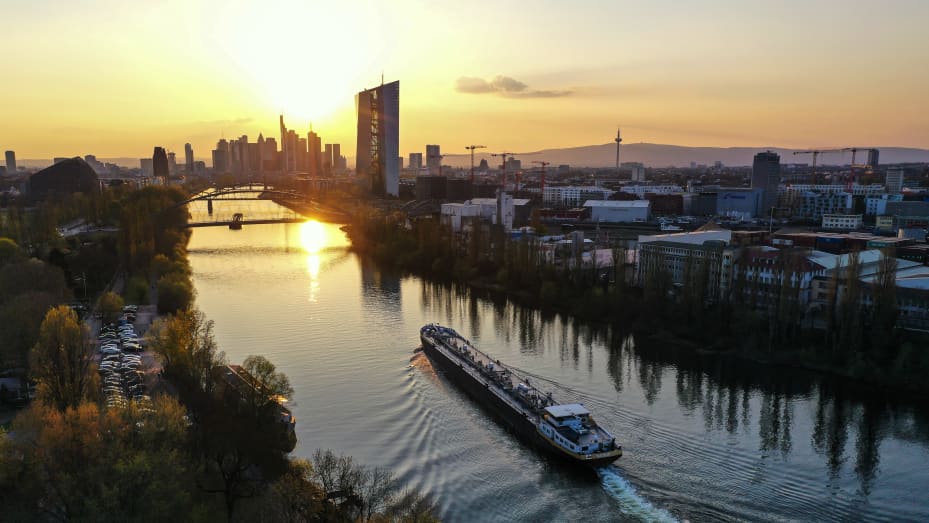 Una barcaza de carga en el río Rin, cerca de la sede del Banco Central Europeo (BCE) al atardecer en el distrito financiero de Frankfurt, Alemania,