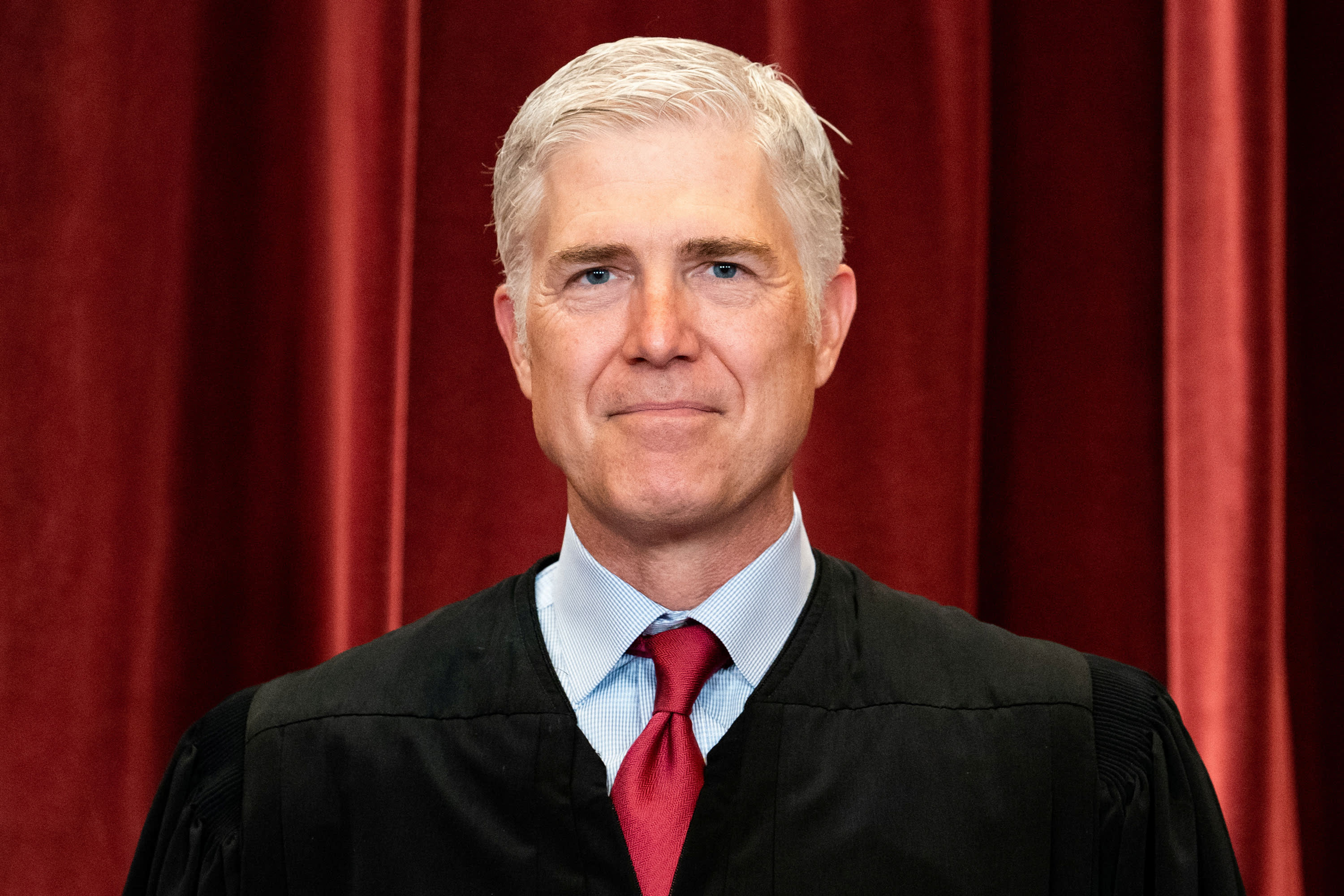 Featured image of post Supreme Court Justice Neil Gorsuch again doesn't wear mask on bench, Sotomayor and Breyer log in remotely