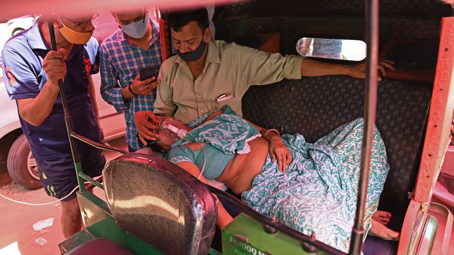 A patient breathes with the help of oxygen provided by a Gurdwara, a place of worship for Sikhs, inside an auto rickshaw parked under a tent along the roadside amid Covid-19 coronavirus pandemic in Ghaziabad on April 26, 2021.