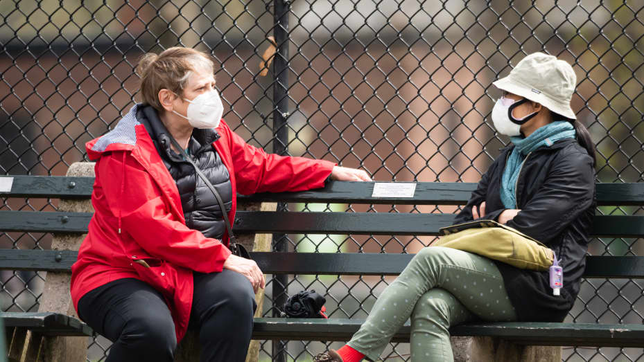 La gente usa máscaras faciales en Central Park el 10 de abril de 2021 en la ciudad de Nueva York.