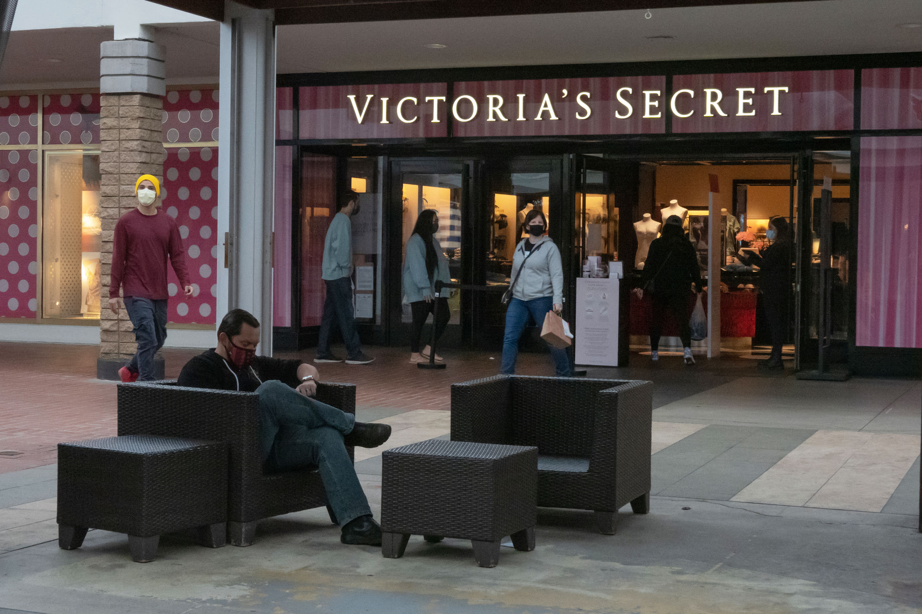Victoria's Secret shares rise after retailer touts strong holiday season, unveils stock buyback plan - CNBC