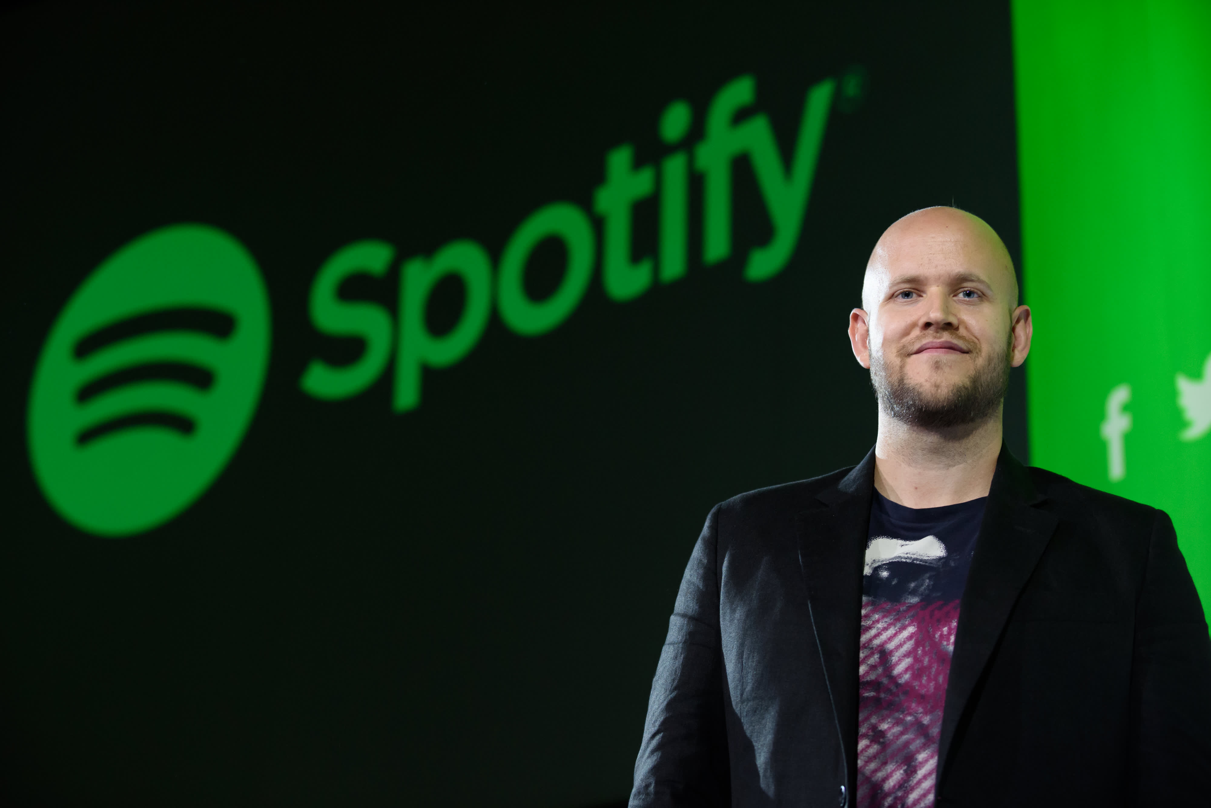 Spotify CEO apologizes to staff for Joe Rogan controversy as episodes get removed – CNBC