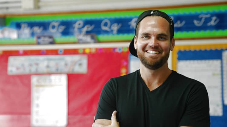 How this 38-year-old teacher making $47,000 in Hawaii spends his money
