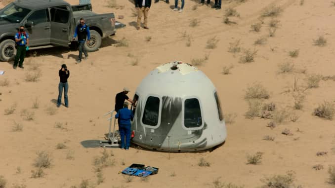 Джефф Безос открывает люк капсулы New Shepard после испытательного полета в апреле 2021 года.