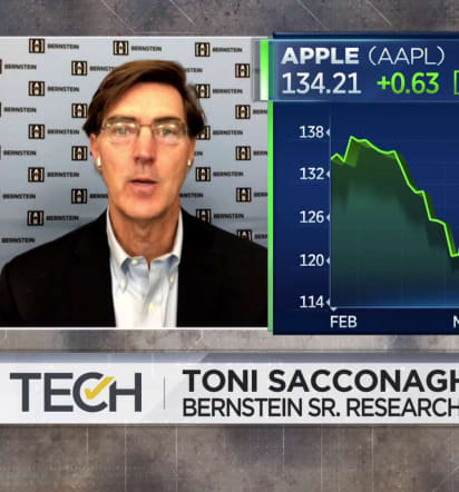 Apple benefits from consumers staying home: Analyst on earnings