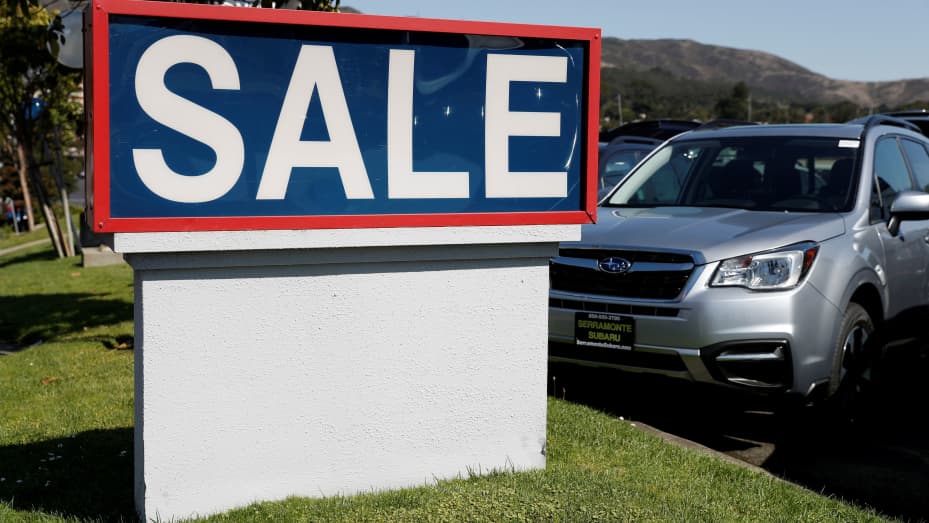 FOTO DE ARCHIVO: Se ve un letrero de venta en el concesionario de automóviles Serramonte Subaru en Colma, California, EE. UU., 3 de octubre de 2017.