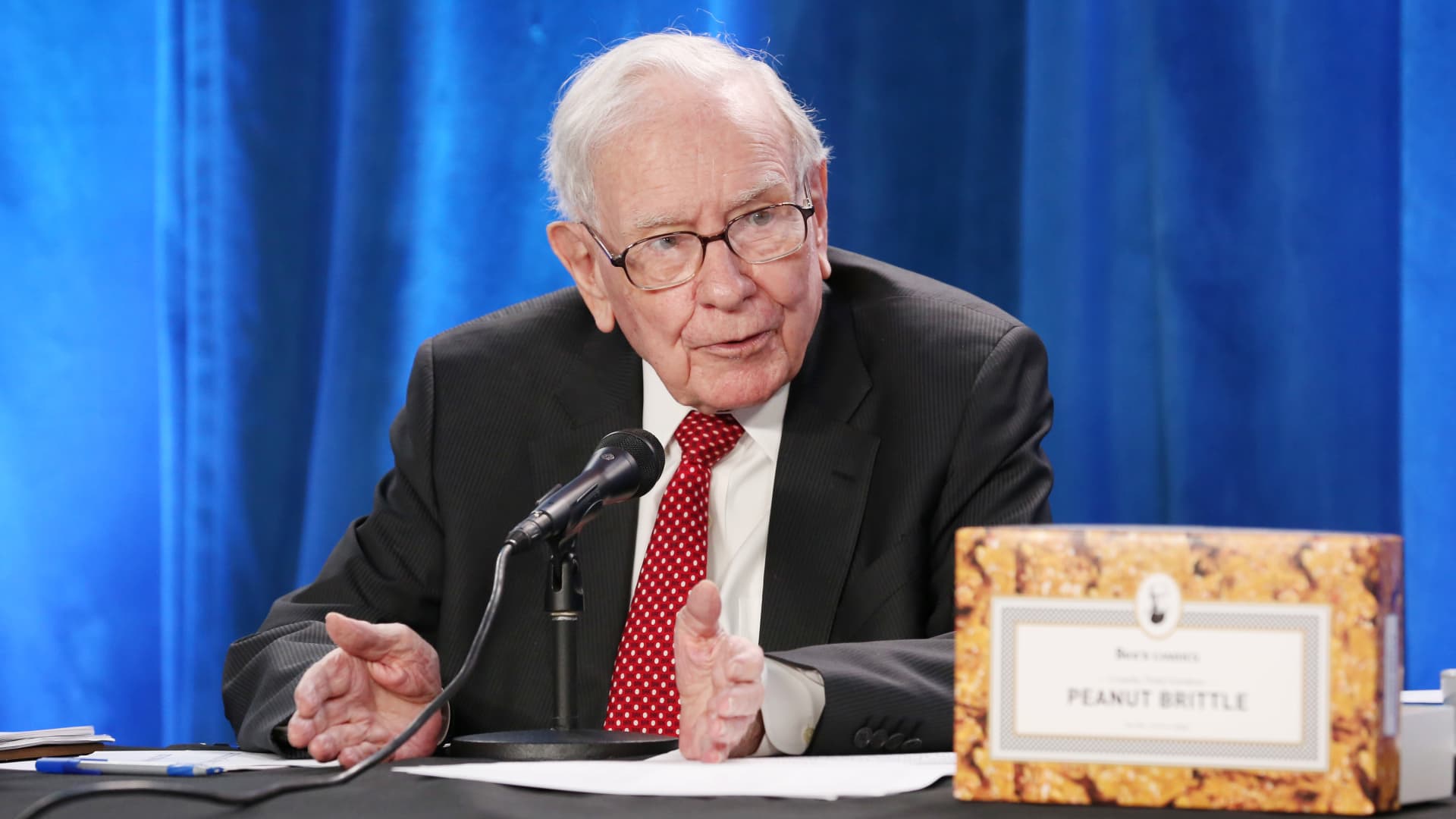 Warren Buffett의 Berkshire Hathaway는 Alleghany 보험사를 116억 달러에 인수하기로 합의했습니다.