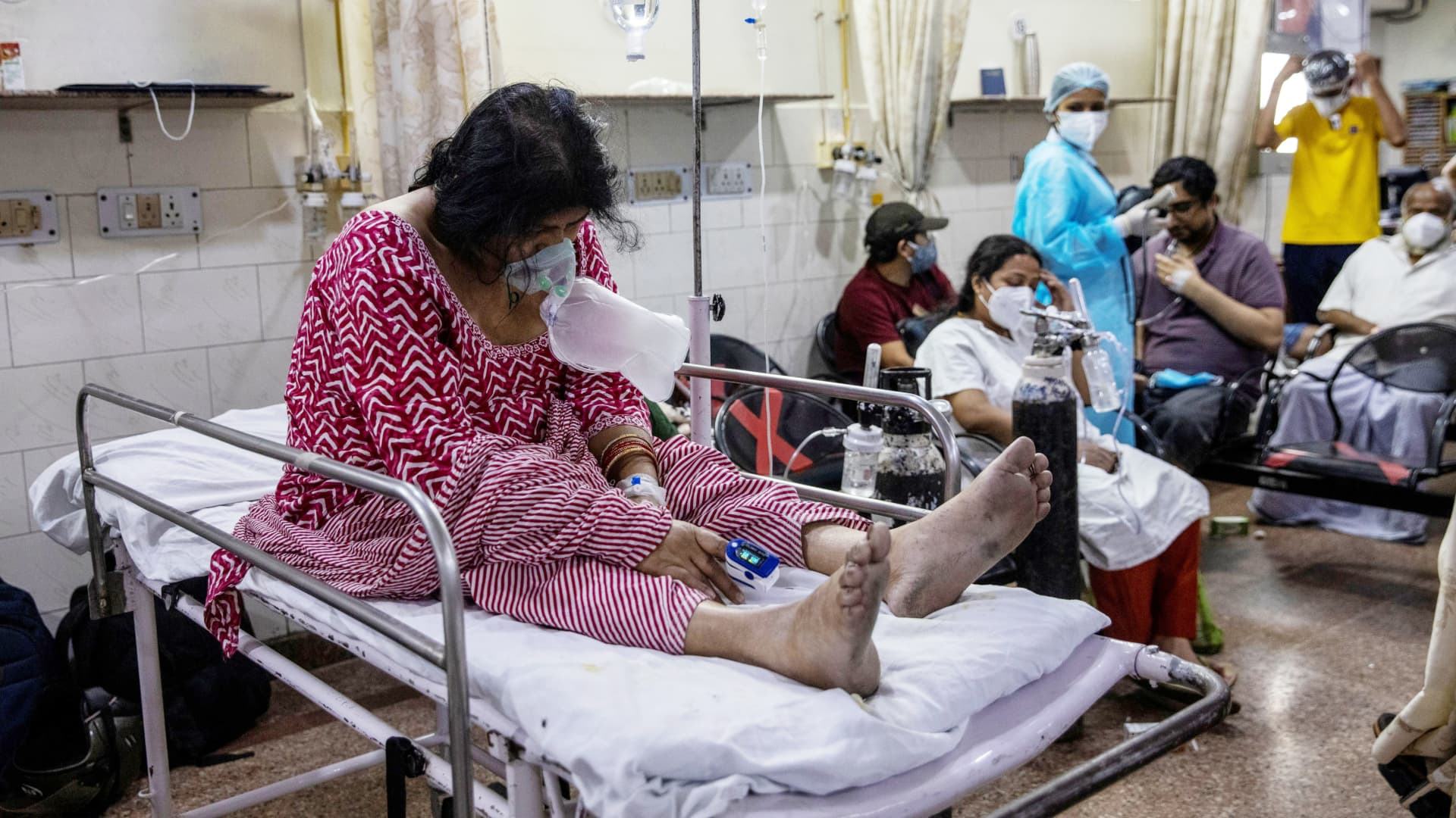 A patient suffering from the coronavirus disease (COVID-19) receives treatment inside the casualty ward at a hospital in New Delhi, India, May 1, 2021.