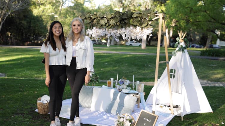 How these millennials bring in up to $15,000 per month throwing luxury picnics