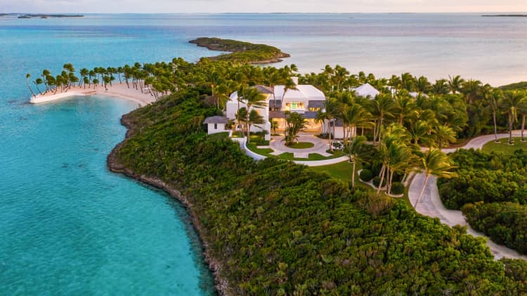 This is Faith Hill & Tim McGraw's $35 million private island. Take a look: