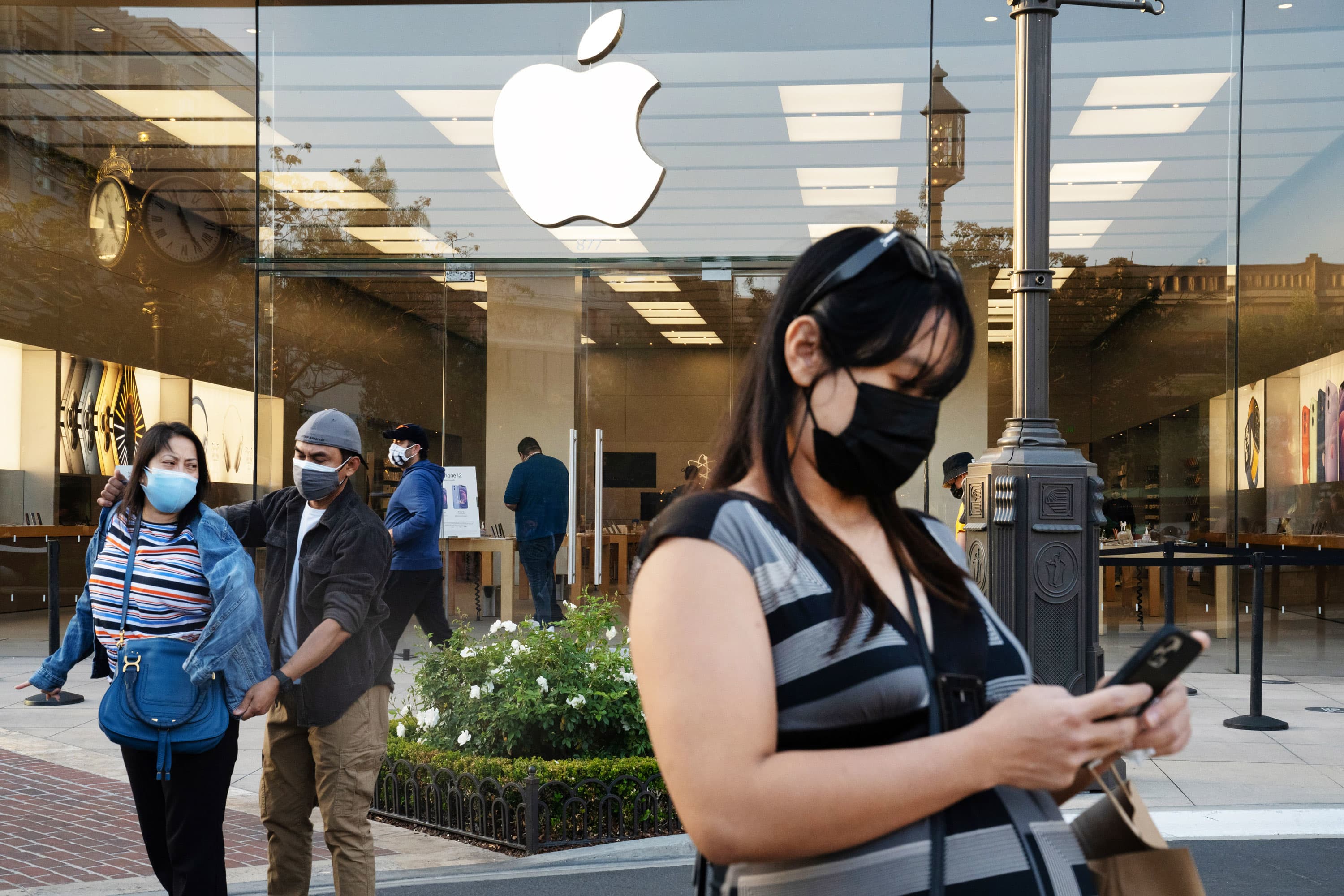 Apple will require masks in many U.S. stores regardless of vaccination status
