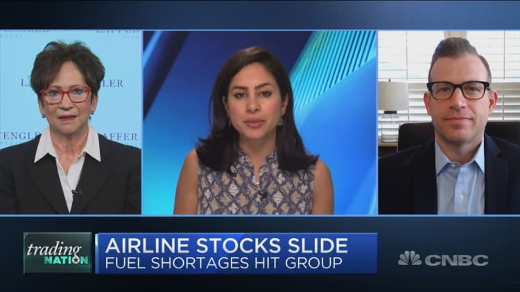Airline stocks fall amid fuel shortage concerns. How to trade the group