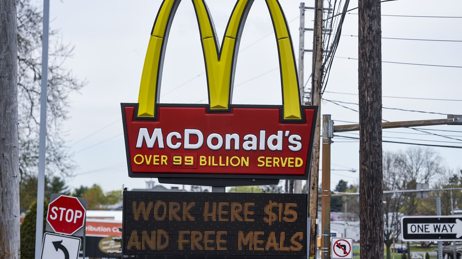 Do McDonald’s Pay Weekly In 2022? (First Pay Check + More)