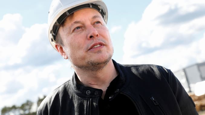 Người sáng lập SpaceX và Giám đốc điều hành Tesla, Elon Musk, trông có vẻ như đang đến thăm công trường xây dựng nhà máy gigafactory của Tesla ở Gruenheide, gần Berlin, Đức, ngày 17 tháng 5 năm 2021.