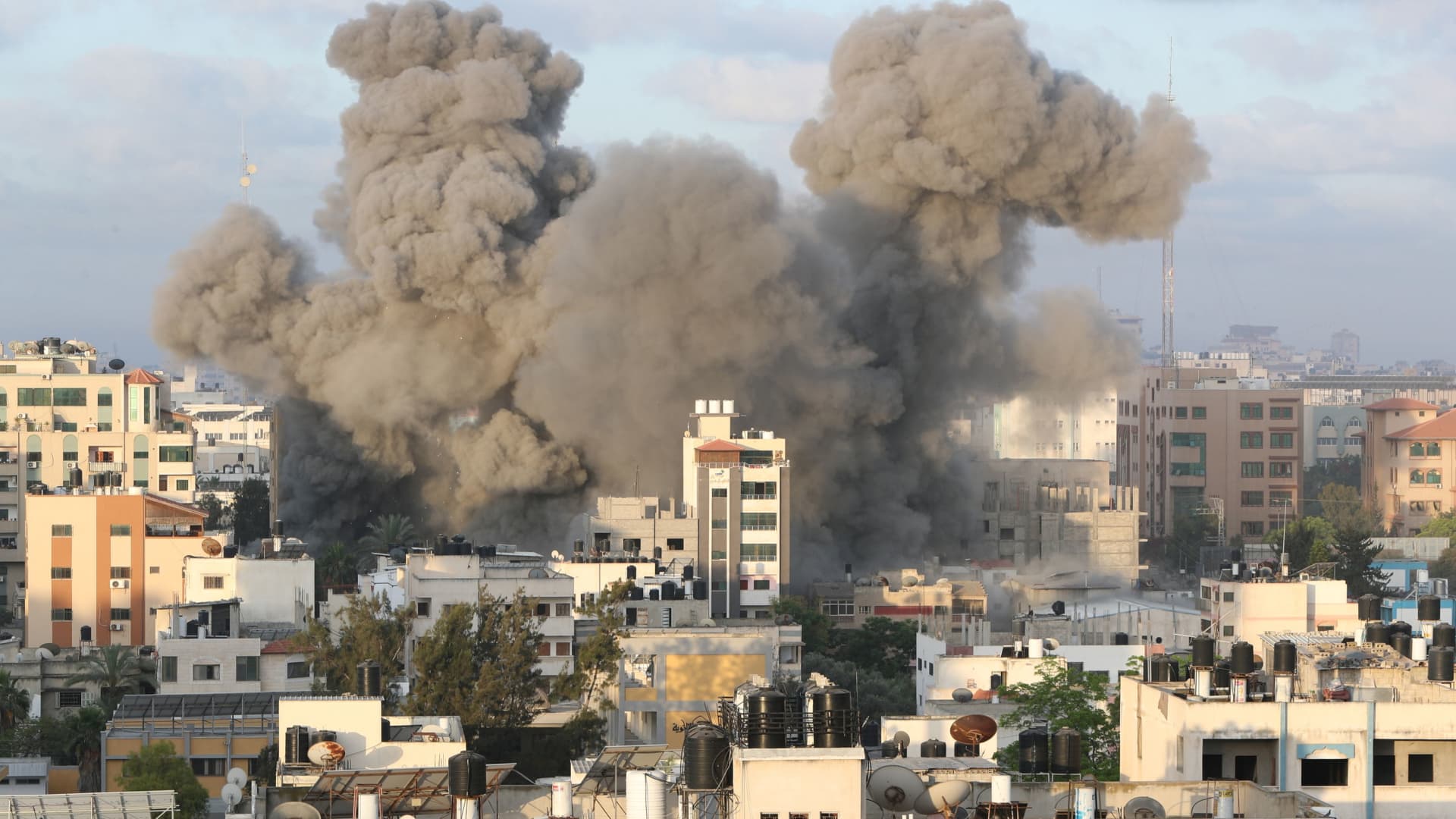 Smoke rises following an Israeli air strike on a building, amid a flare-up of Israeli-Palestinian fighting, in Gaza City May 18, 2021.