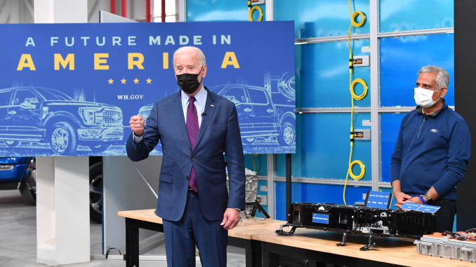 O presidente dos EUA, Joe Biden, fala durante uma visita ao Ford Rouge Electric Vehicle Center, em Dearborn, Michigan, em 18 de maio de 2021.