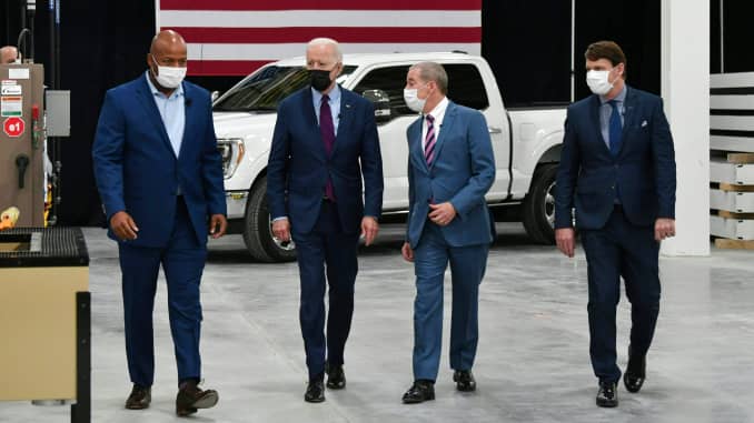 Presidente Joe Biden com Corey Williams (L), gerente da fábrica, William Ford, Jr. (2-R), presidente executivo da Ford Motor Company e Jim Farley (R), CEO da Ford Motor Company, passeios pelo veículo elétrico Ford Rouge Center, em Dearborn, Michigan, em 18 de maio