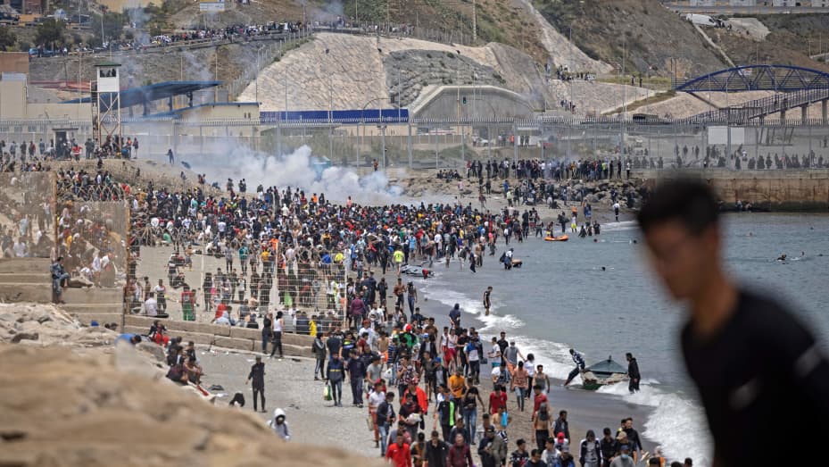 Spanish police tries to disperse migrants at border between Morocco and the Spanish enclave of Ceuta on May 18, 2021 in Fnideq.
