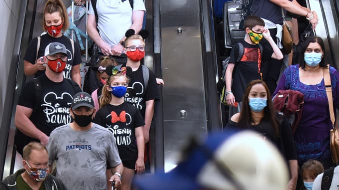 Los pasajeros que usan máscaras faciales como medida preventiva contra la propagación del covid-19 son vistos en una escalera mecánica en el Aeropuerto Internacional de Orlando.  El 30 de abril de 2021, la Administración de Seguridad en el Transporte extendió el mandato de máscara federal, que se estableció