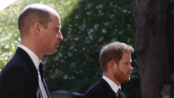 Brytyjski książę William, książę Cambridge (L) i brytyjski książę Harry, książę Sussex podążają za trumną podczas uroczystej procesji pogrzebowej brytyjskiego księcia Filipa, księcia Edynburga do kaplicy św. Jerzego w zamku Windsor w Windsorze, na zachód od Londynu, w kwietniu 17, 2021.