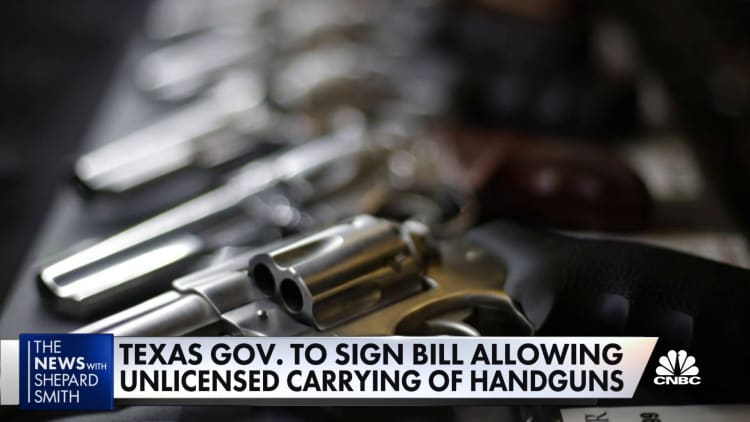 Texas governor to sign bill allowing unlicensed carrying of handguns