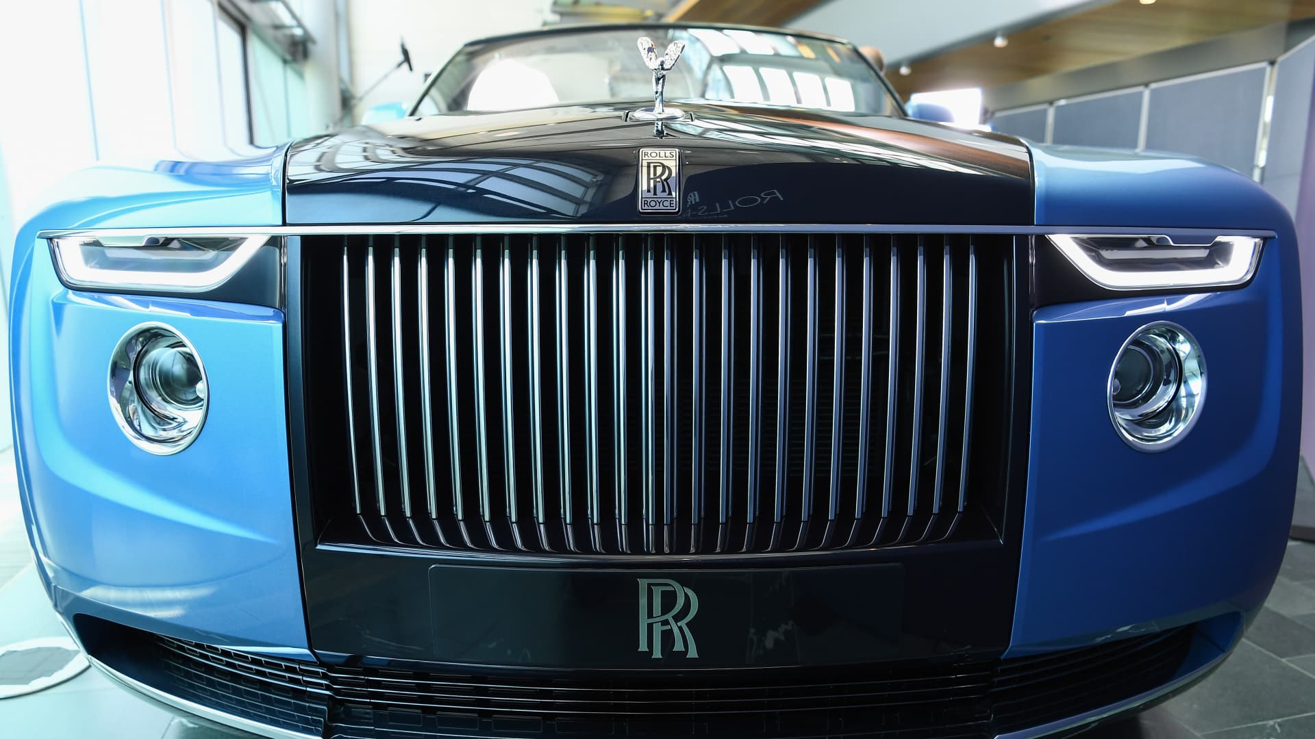 rolls-royce debuts pearl inspired 'boat tail' on the shores of