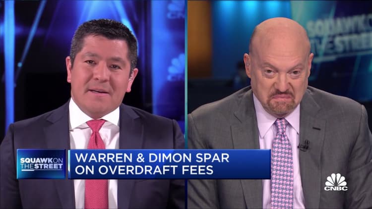 Cramer over Elizabeth Warren feud with Jamie Dimon over overdraft fees
