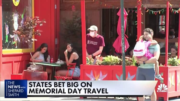 Americans eager to hit the road for Memorial Day weekend