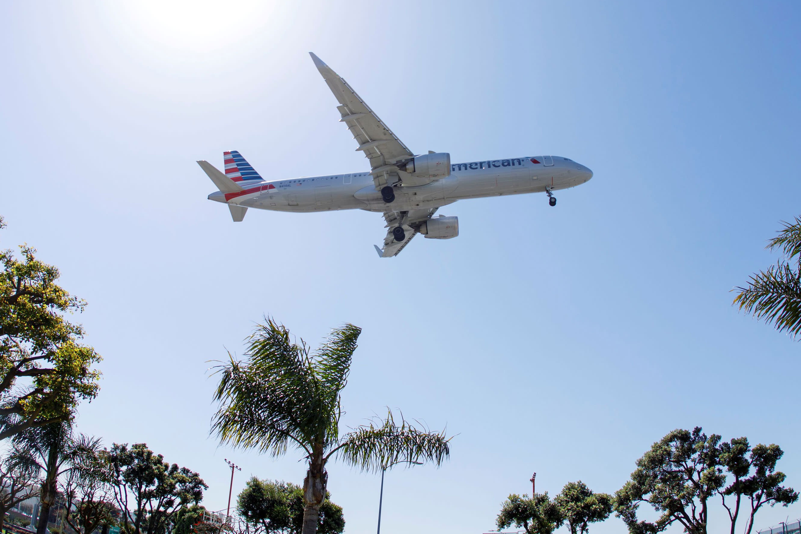American Airlines posts slightly higher revenue, narrower loss than expected