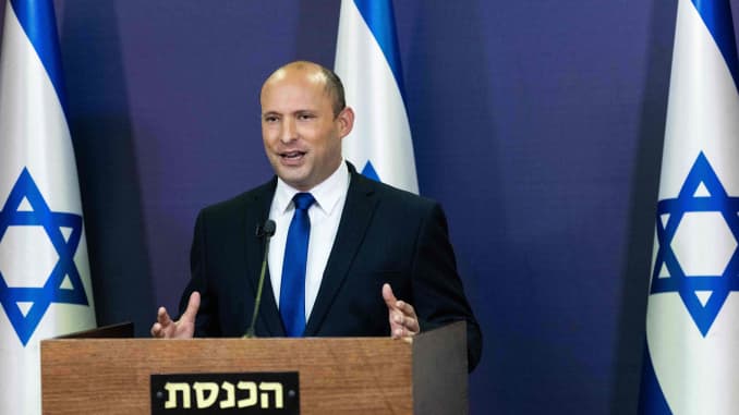 El líder del partido israelí Yemina, Naftali Bennett, pronuncia una declaración política en la Knesset, el Parlamento israelí, en Jerusalén, el 30 de mayo de 2021.