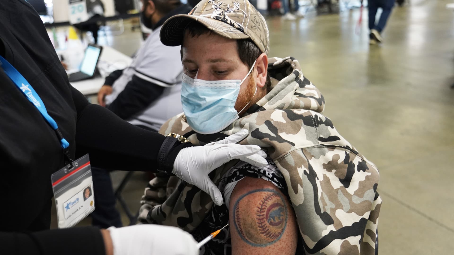 Kevin Hensley is given the J&J COVID vaccine in coordination with the Cook County Health Dept. and the Chicago White Sox. Recipients were given a $25 card for discounts on concessions before Game One of a doubleheader at Guaranteed Rate Field on May 29, 2021 in Chicago, Illinois.