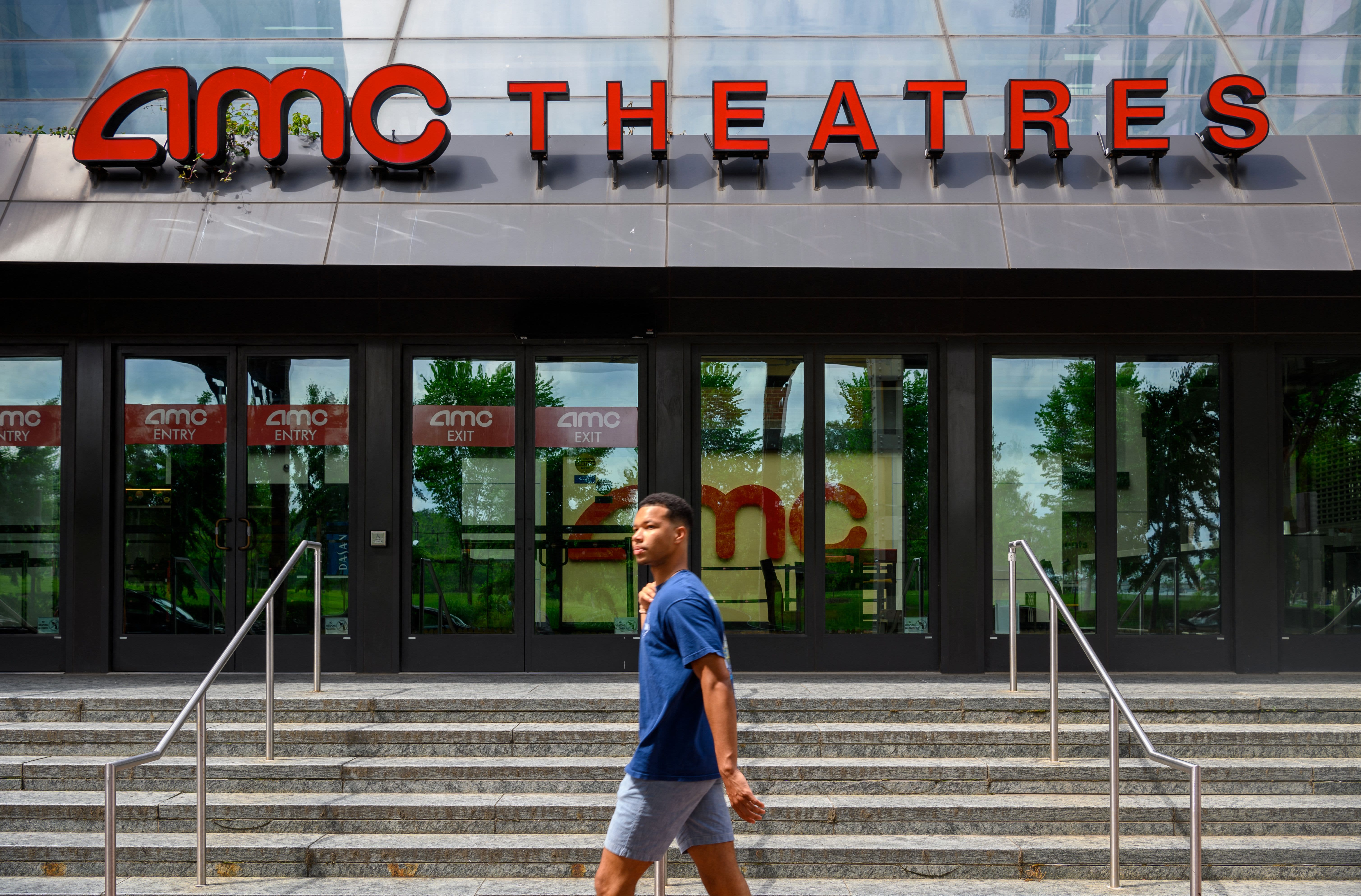 AMC signs deal to lease the Grove and Americana, two of Los Angeles' top-grossing cinemas