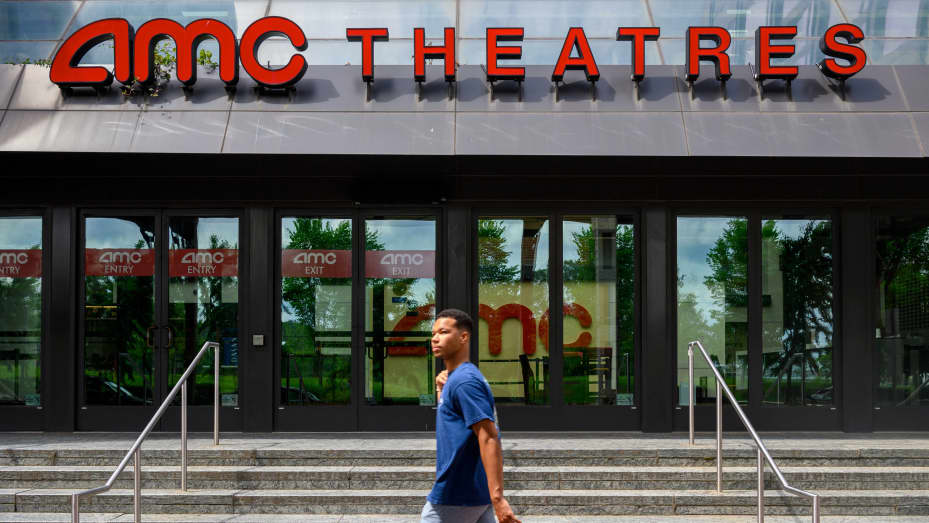 Một người đàn ông đi ngang qua Nhà hát AMC Georgetown 14 ở Washington, DC vào ngày 3 tháng 6 năm 2021.
