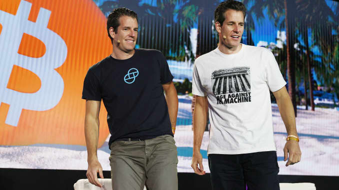 Tyler Winklevoss và Cameron Winklevoss (LR), những người tạo ra sàn giao dịch tiền điện tử Gemini Trust Co. trên sân khấu tại Hội nghị Bitcoin 2021, một hội nghị tiền điện tử được tổ chức tại Trung tâm Hội nghị Mana ở Wynwood vào ngày 4 tháng 6 năm 2021 ở Miami, Florida.