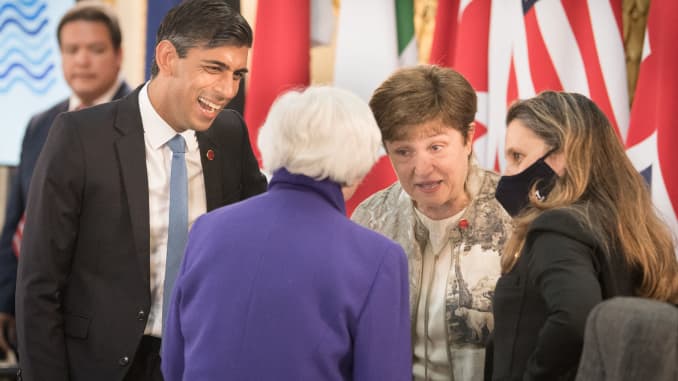 Thủ tướng Anh Rishi Sunak (từ trái sang), Bộ trưởng Tài chính Mỹ Janet Yellen, Giám đốc điều hành IMF Kristalina Georgieva và Bộ trưởng Tài chính Canada Chrystia Freeland trò chuyện trong ngày đầu tiên của Nhóm Bảy Tài chính 