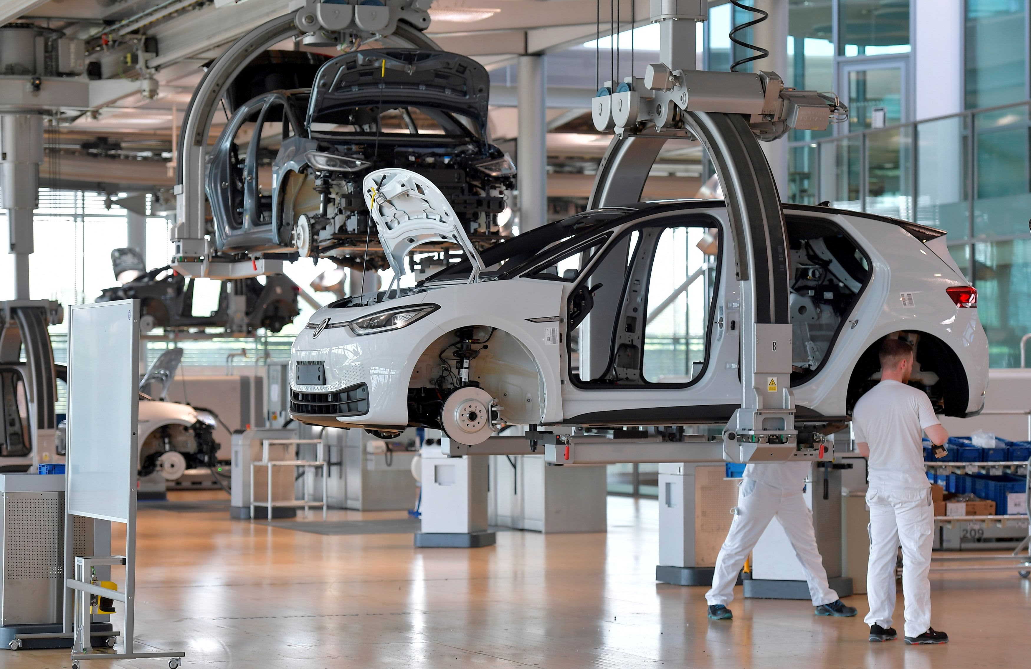 Volkswagen posts document first-half earnings and raises revenue margin goal Auto Recent